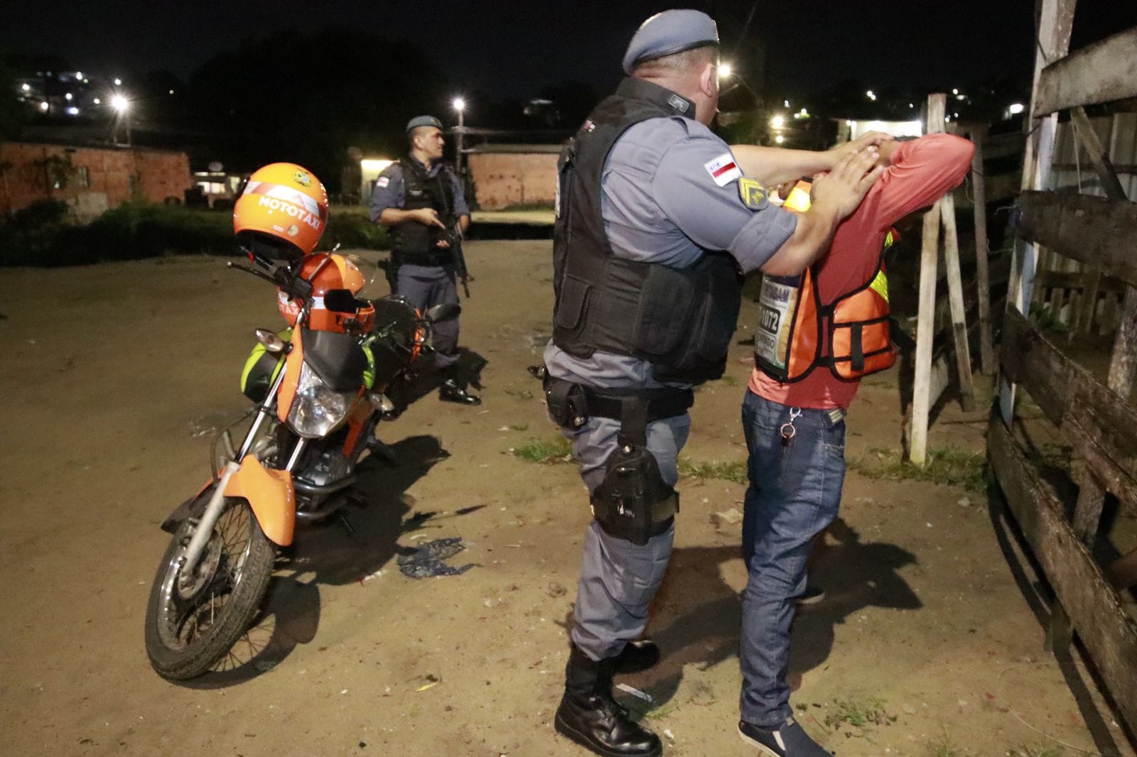 Tr S S O Presos E Drogas Armas E Carro Roubado S O Apreendidos Durante