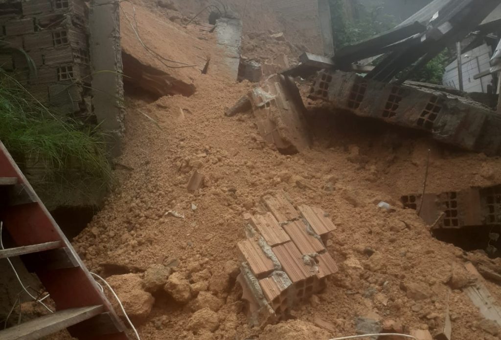 Muro desaba e atinge duas casas após chuva na Zona Leste de Manaus