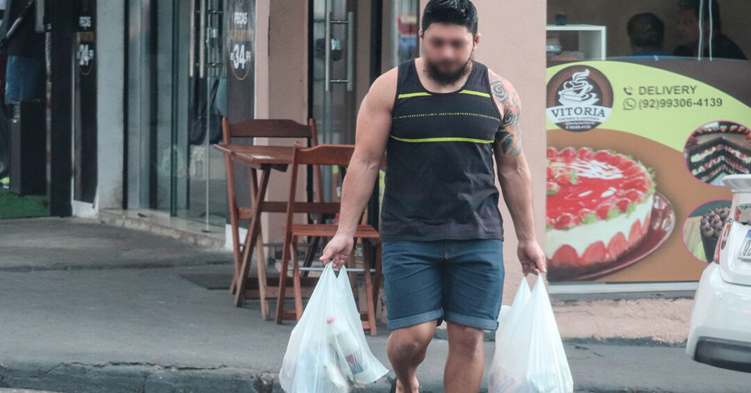 Lei que proíbe distribuição de sacolas plásticas divide opiniões no AM