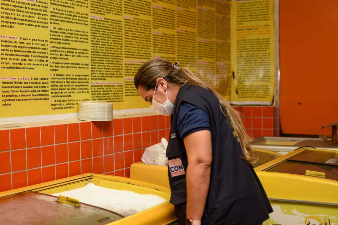 Procon-AM autua frigorífico após encontrar 1,5 tonelada de polpa de fruta armazenada irregularmente