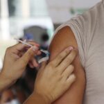 Cidadão sendo vacinado