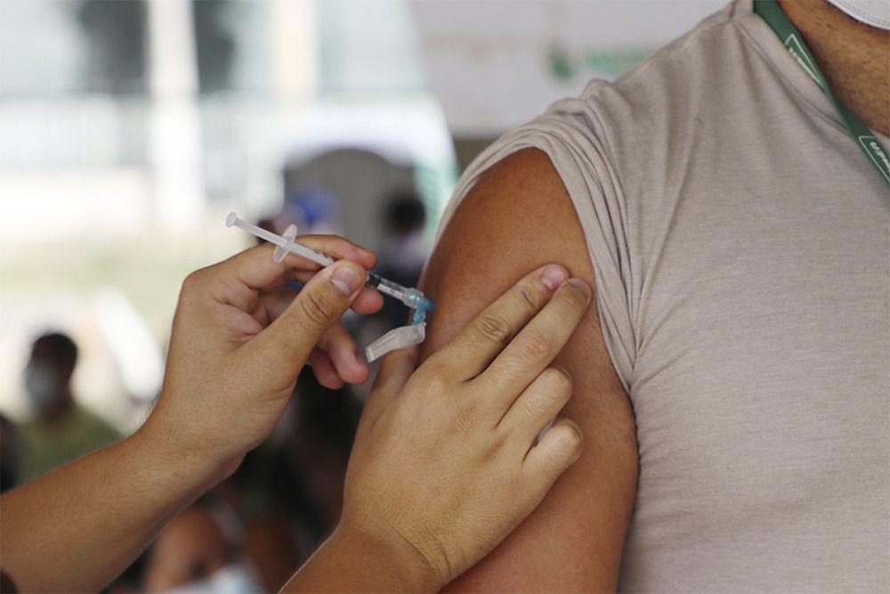 Cidadão sendo vacinado