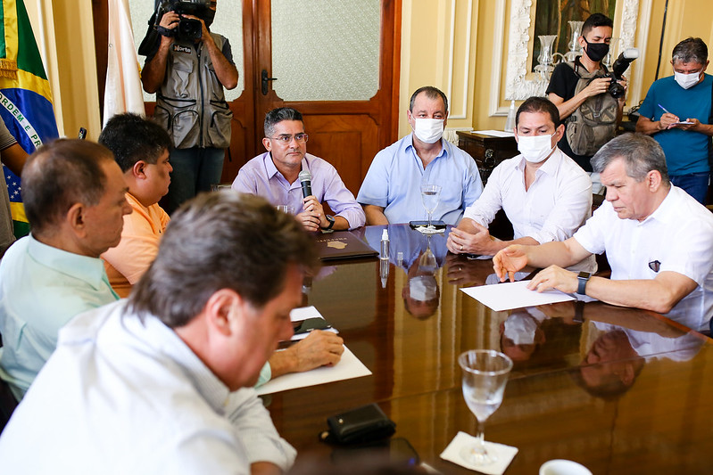 Prefeito David Almeida (com o microfone), em reunião com políticos sobre a Carta Aberta que seria enviada à Bolsonaro (Divulgação)