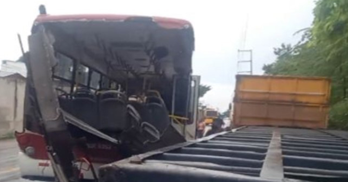 Ônibus fica destruído após bater em carreta em Manaus