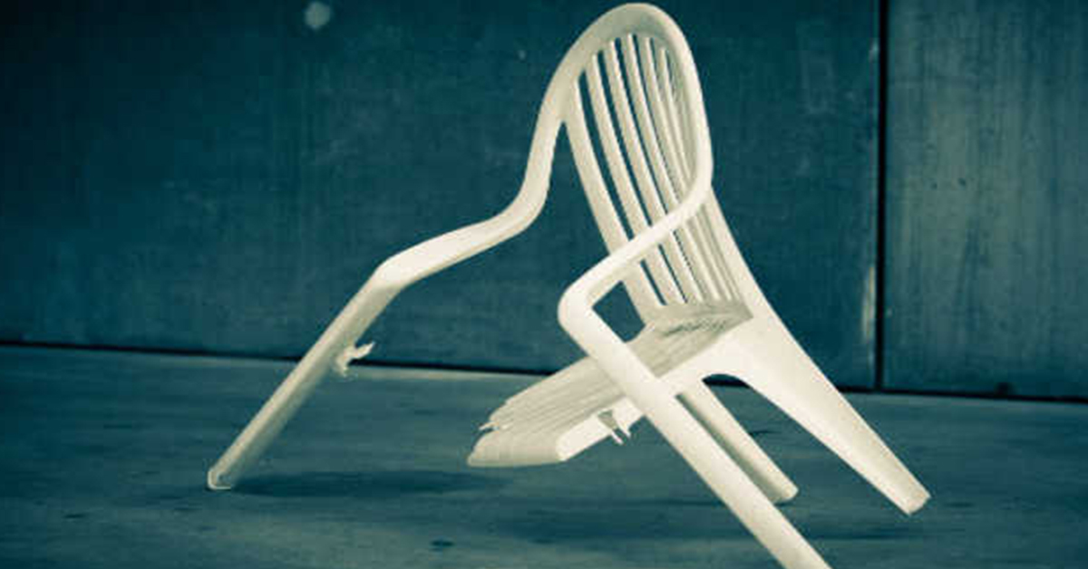 Pai agride filho de 14 anos com cadeira por causa de cerveja em Manaus