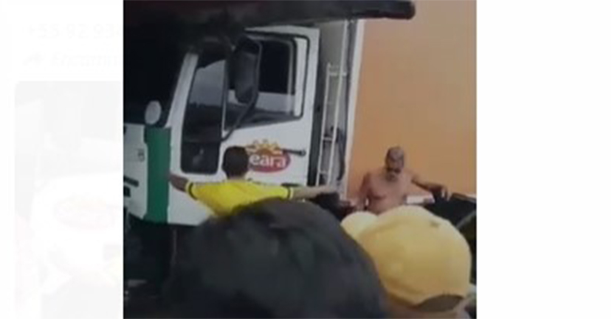 Motorista perde o controle e caminhão invade casa e comércio na zona Leste de Manaus