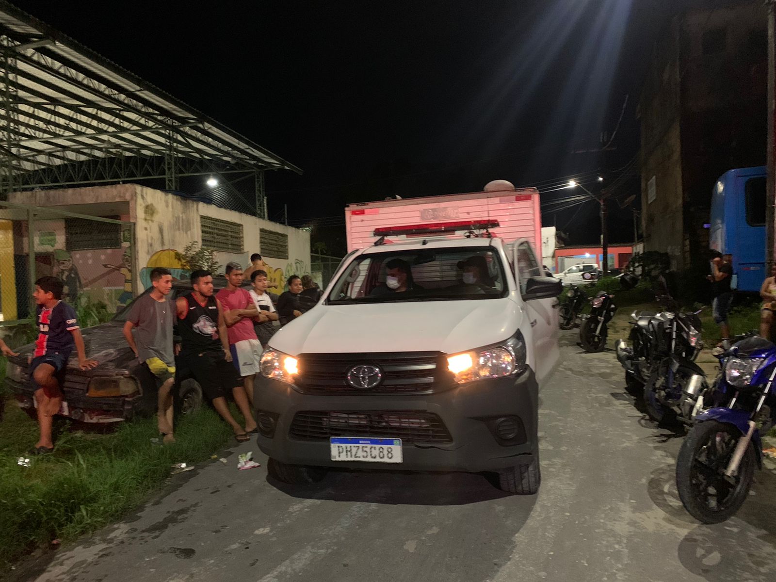 Detento é executado e mulher é atingida por bala perdida em Manaus