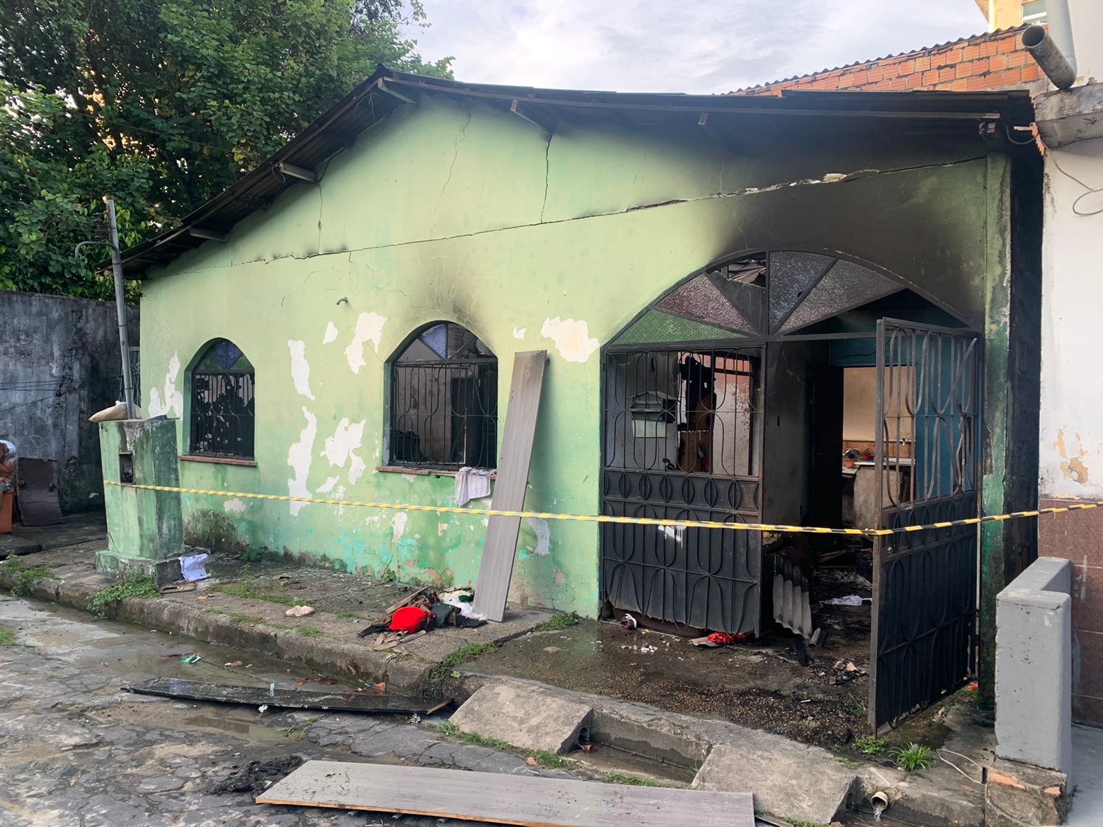Casa pega fogo e moradores perdem tudo no bairro Aleixo, Zona Centro-Sul de Manaus