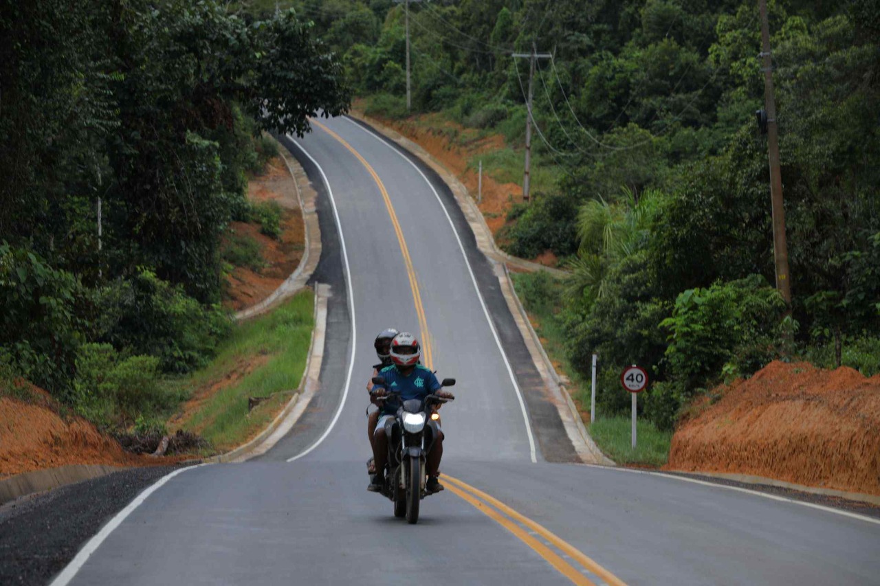 Asfaltamento de ramais no interior do AM recebeu R$ 450 milhões de investimento