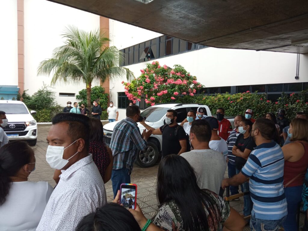 Grupos discutindo em frente a CMM