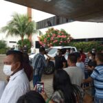 Grupos discutindo em frente a CMM