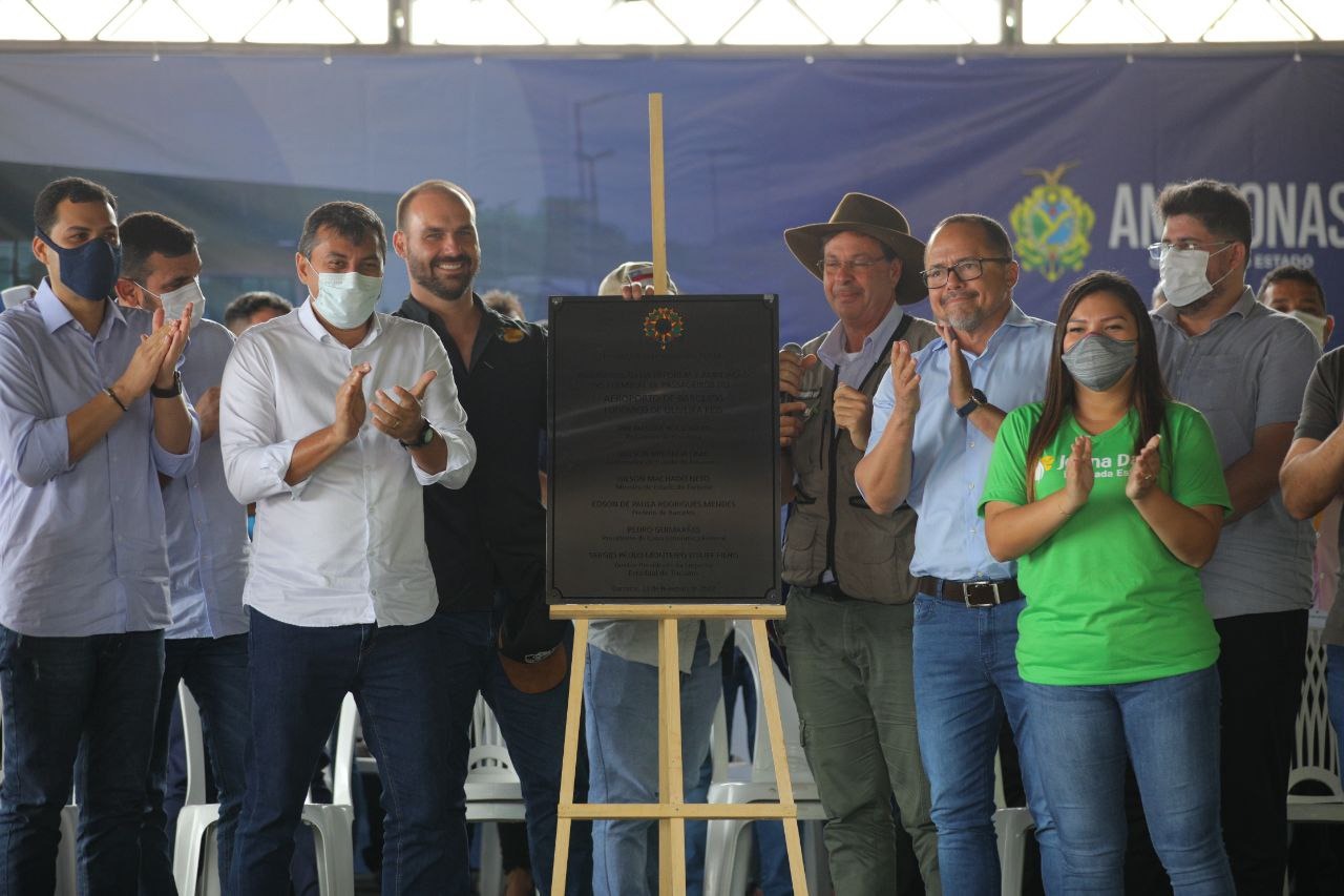 Ao lado de Eduardo Bolsonaro, Wilson Lima entrega novo aeroporto de Barcelos