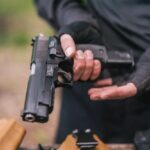 Homem segura uma arma