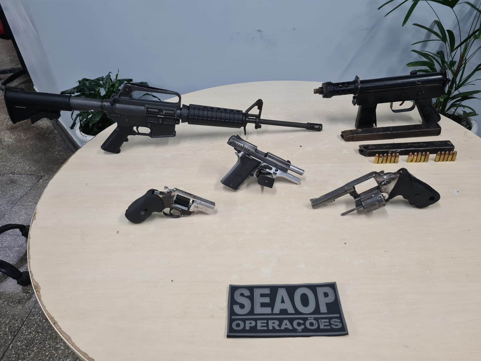 Dupla é presa com fuzil e metralhadora enquanto planejava atacar rivais em Manaus