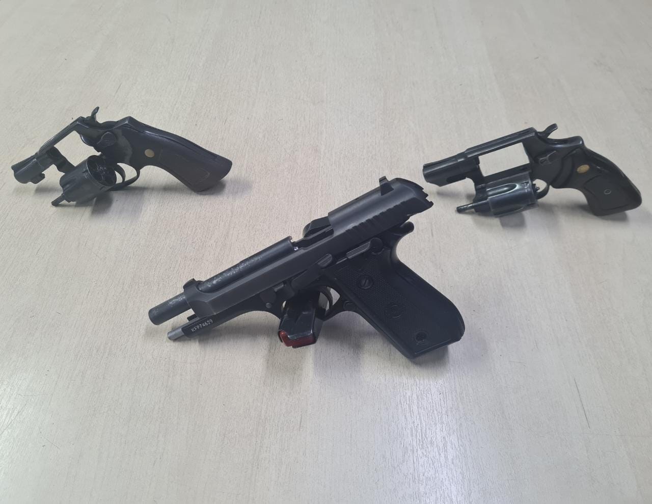 Homem é preso com armas em beco na Compensa 2