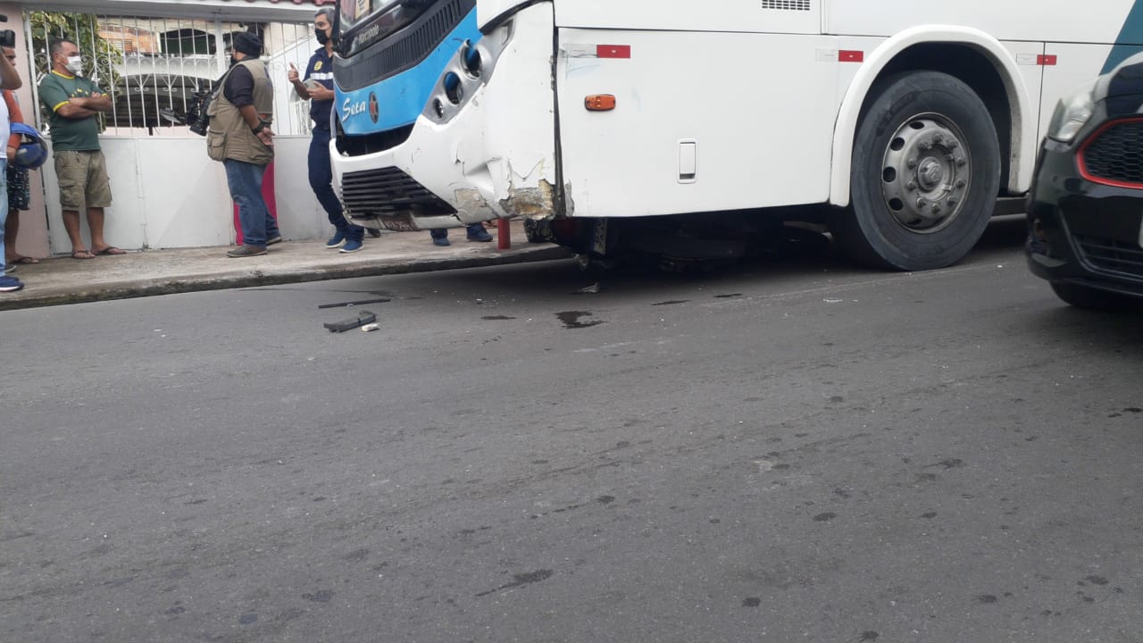 Suspeito de assalto morre atropelado por ônibus durante fuga em Manaus