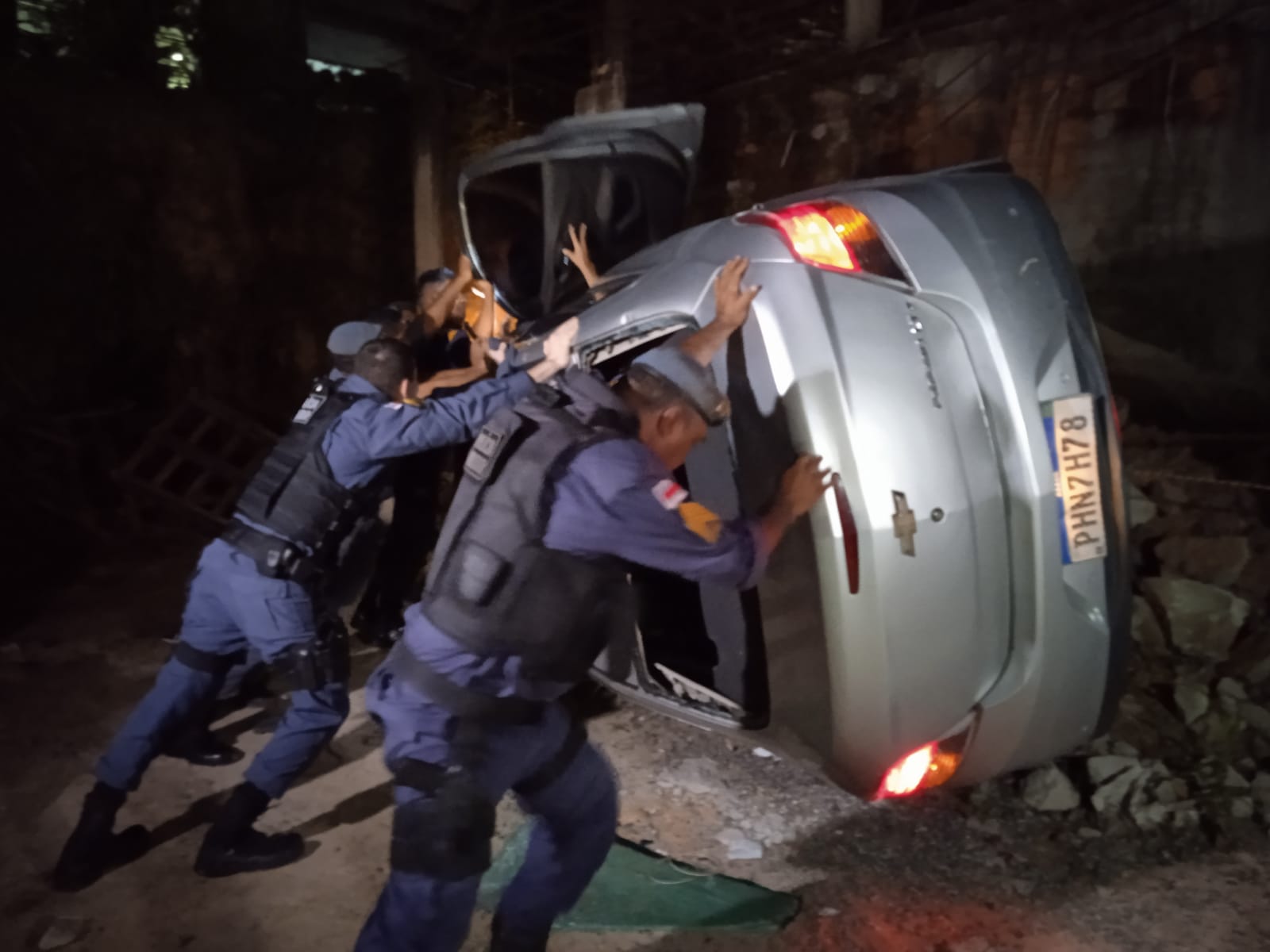 Criminosos capotam carro durante perseguição policial na Cidade Nova