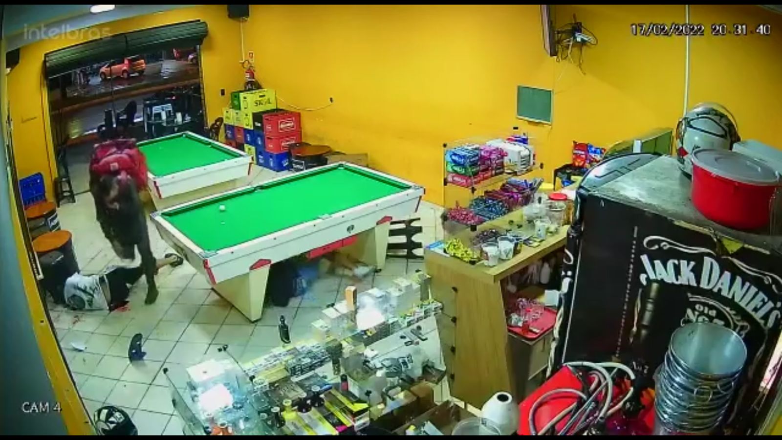 Vídeo: dono de barbearia é executado a tiros em bar