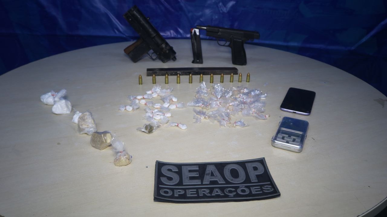 Cadeirante e mulher são presos com submetralhadora, munições e drogas em Manaus