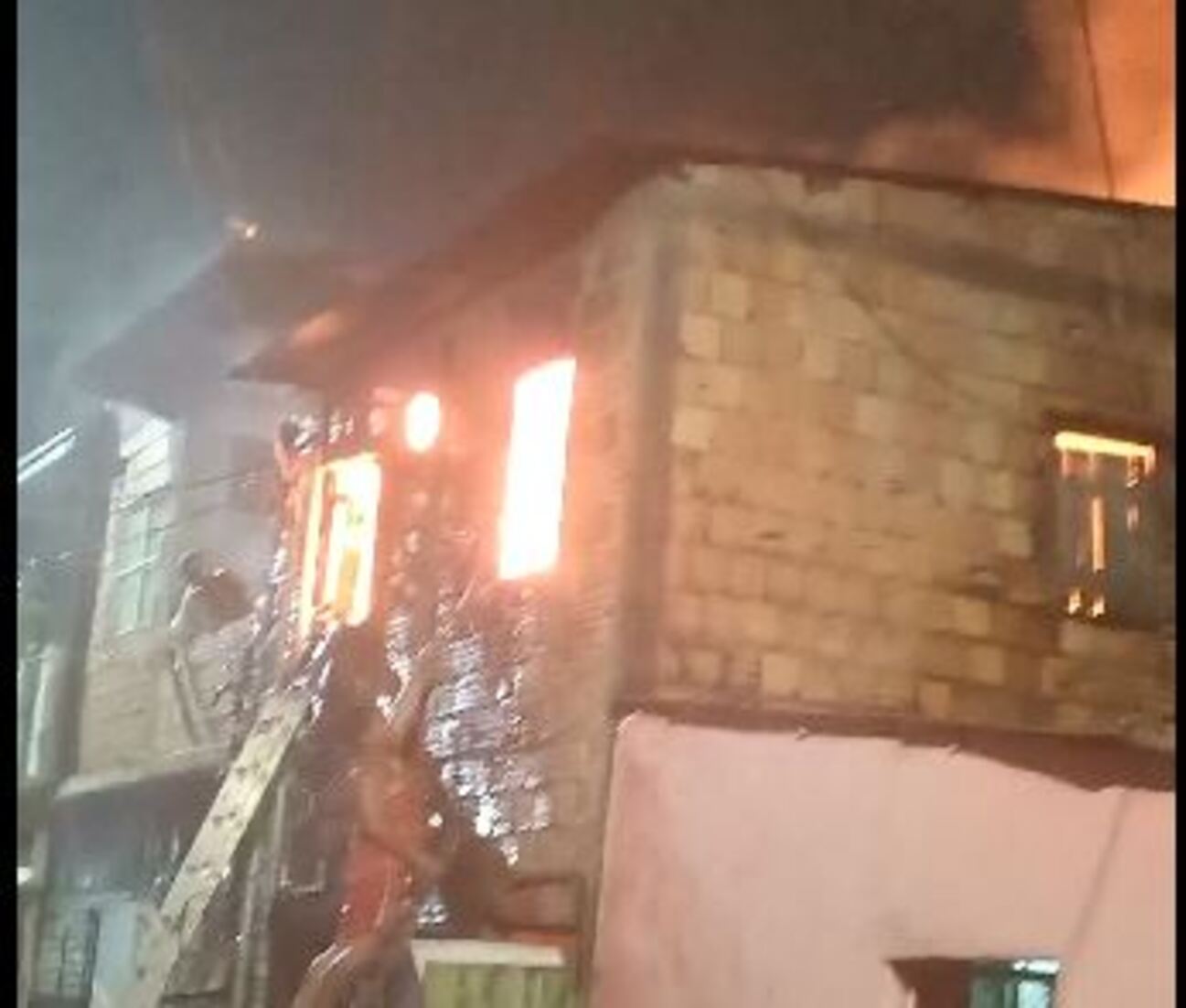 Irmãos morrem carbonizados em incêndio na zona Leste de Manaus