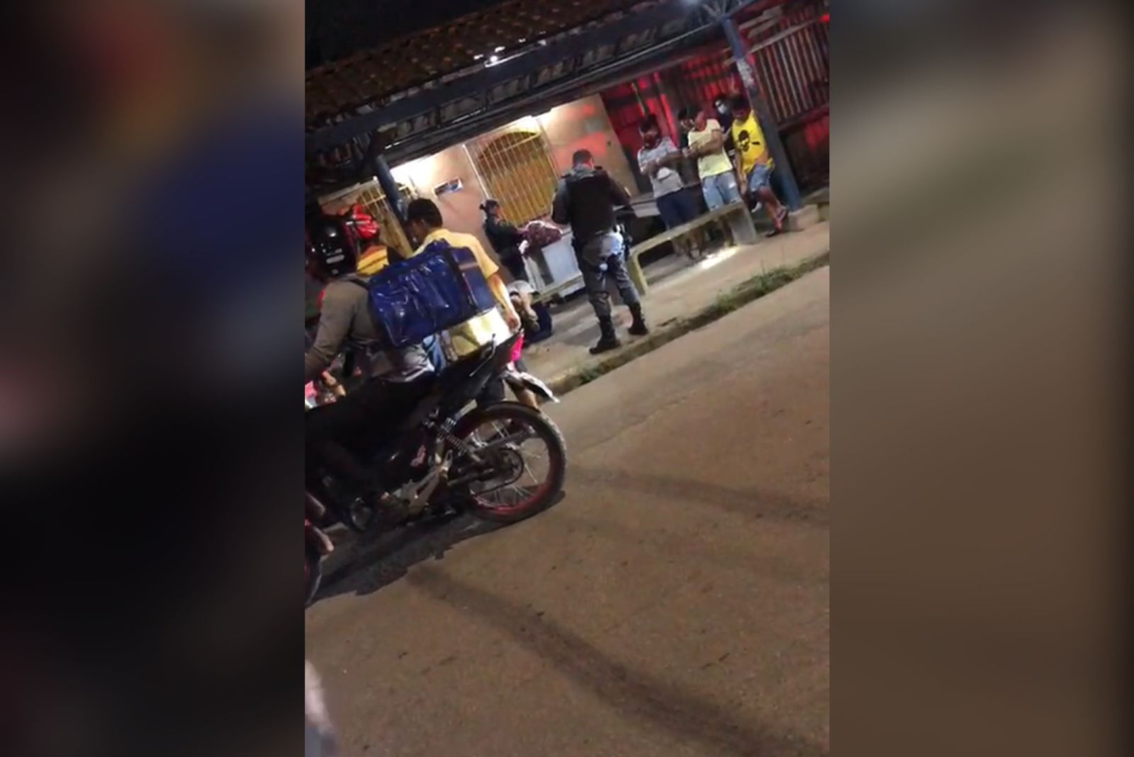 Homem é morto enquanto esperava  ônibus em parada de Manaus