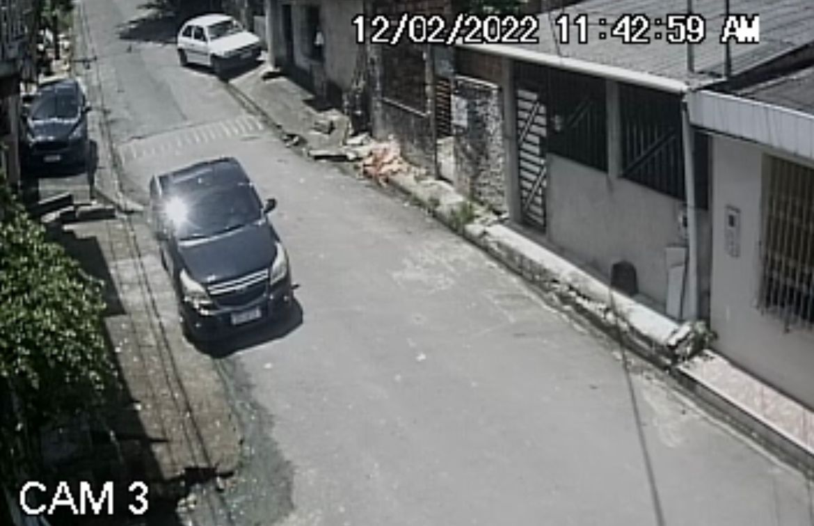 Mulheres invadem e furtam casa em Manaus; veja vídeo da ação criminosa