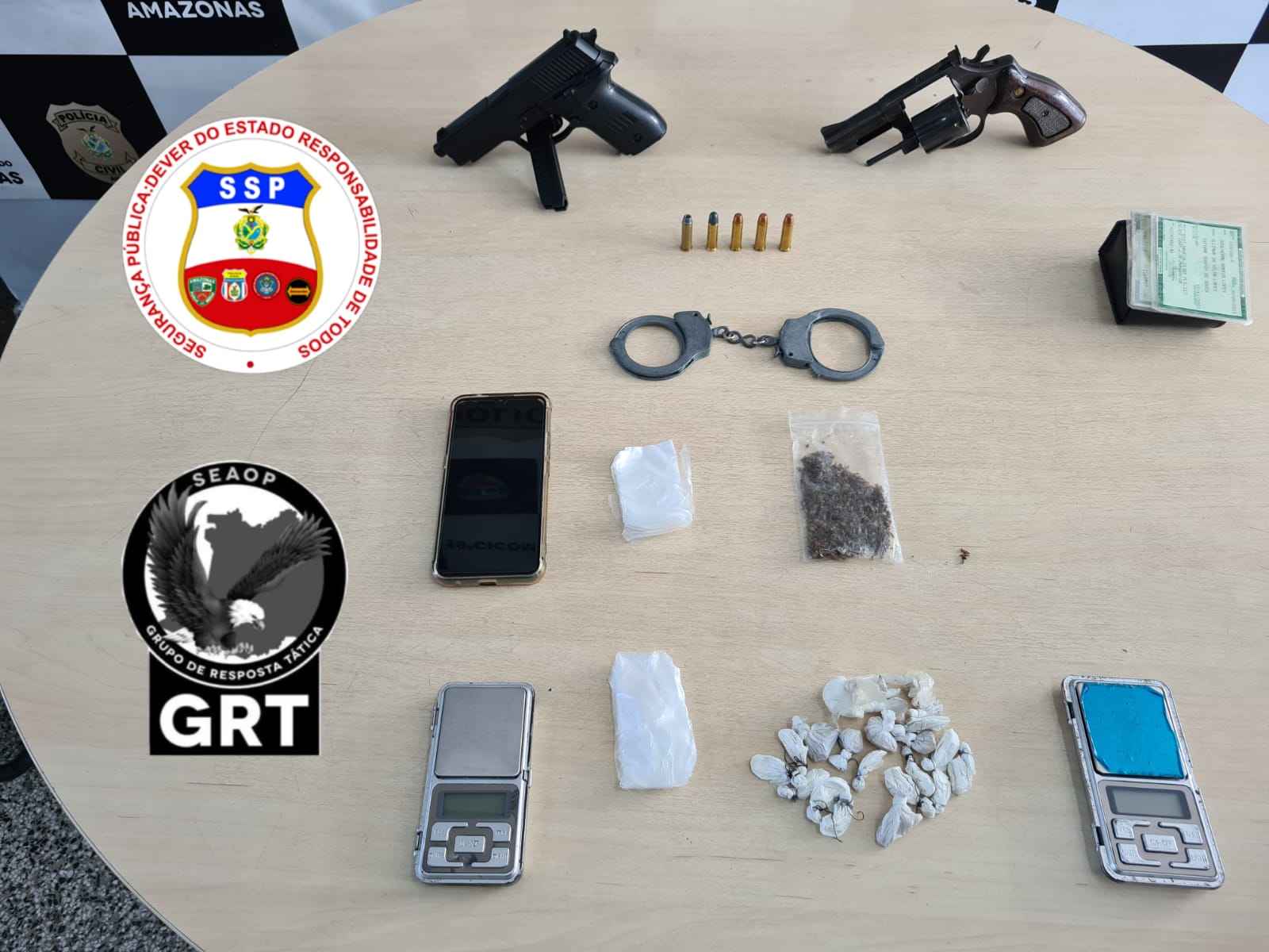 Após denúncia, dupla é presa com arma e drogas no São Jorge
