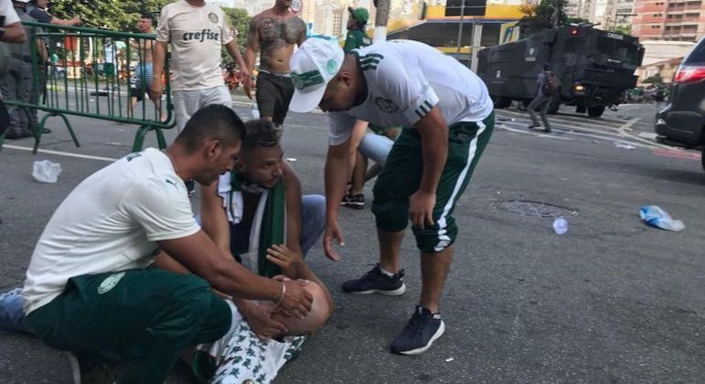 Palmeiras e jogadores prestam condolências à torcedora morta em briga