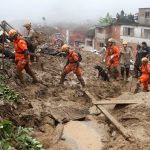 Bombeiros buscam mortos em Petrópolis