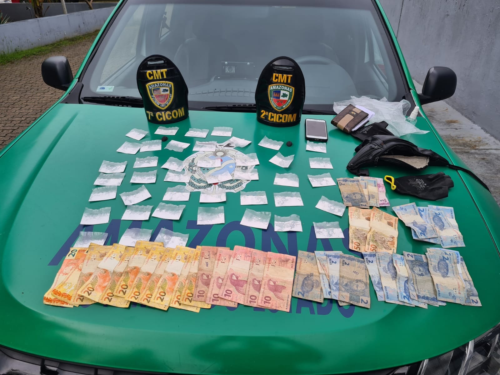 PM prende três homens por tráfico de drogas e captura foragido do sistema prisional