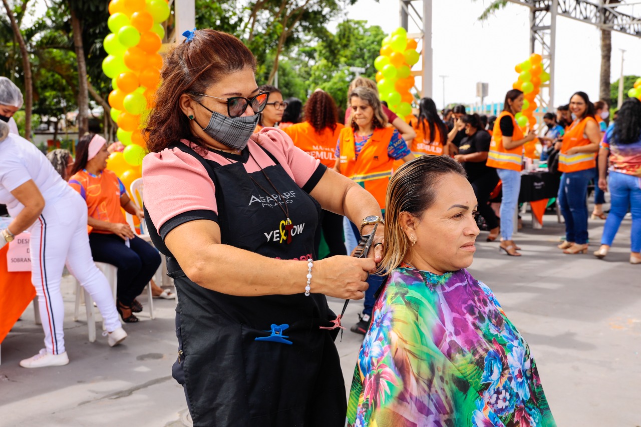 No Dia da Mulher, Prefeitura de Manaus promove serviços de beleza para servidoras da Semulsp