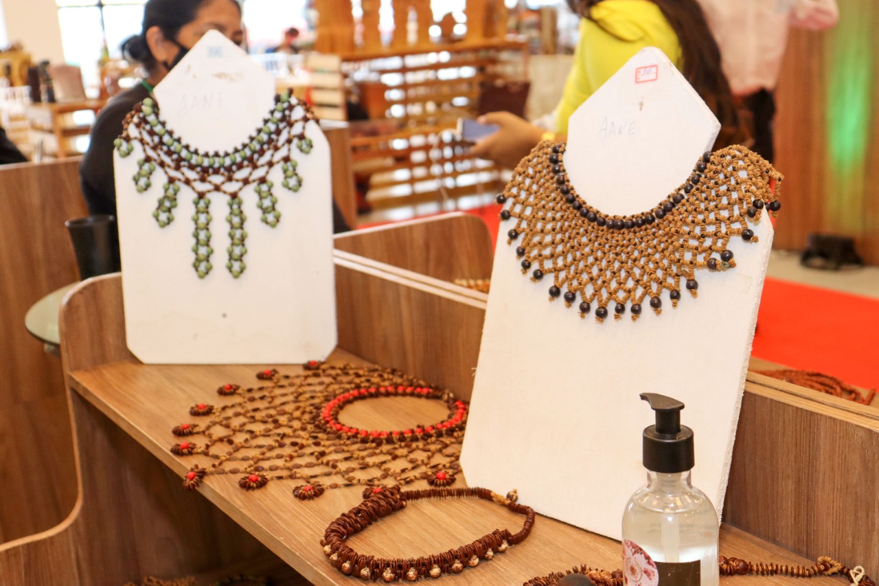 1ª Feira do Artesanato Indígena é realizada durante festa em Rio Preto da Eva