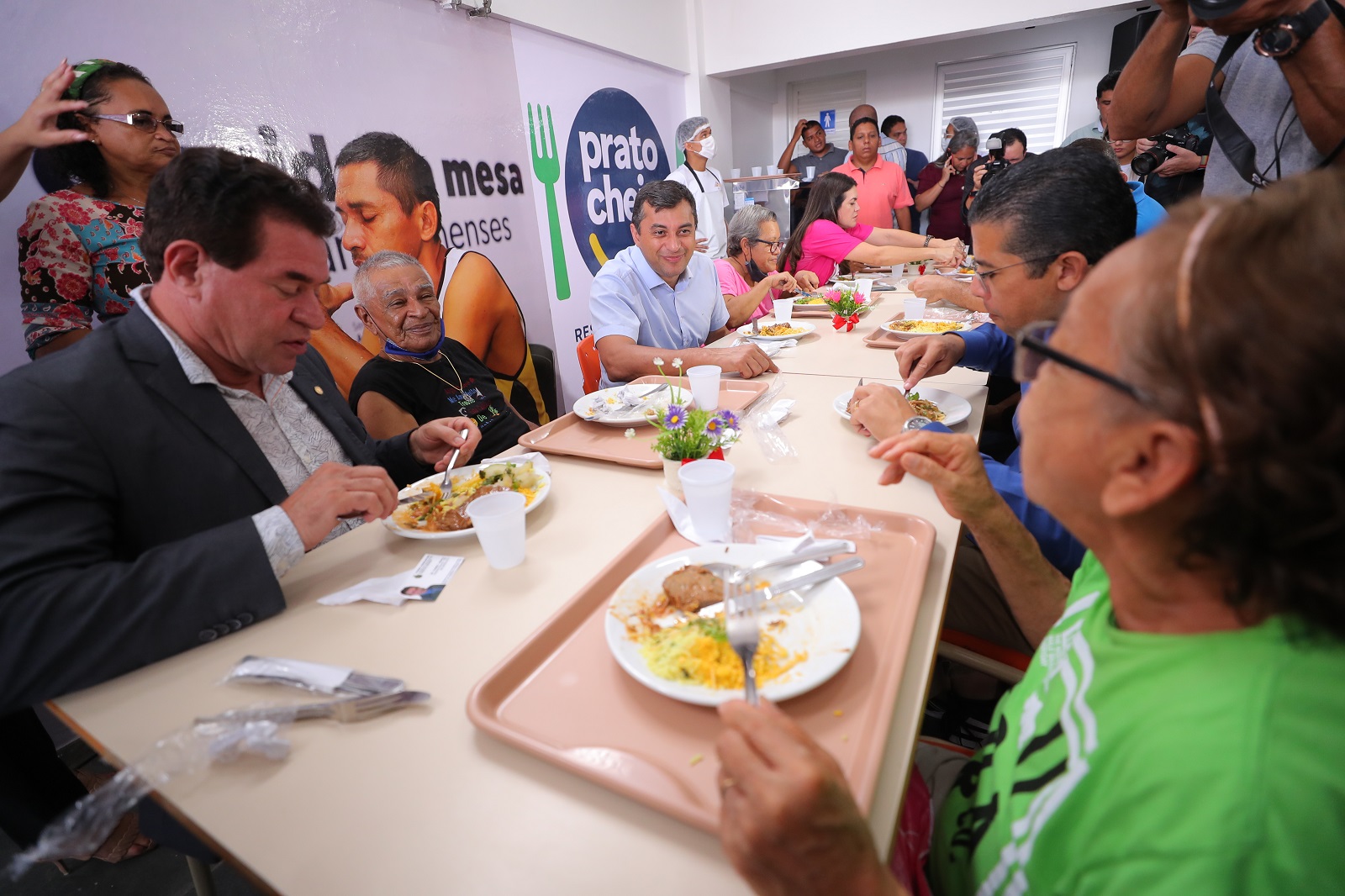 Wilson Lima inaugura restaurante popular no bairro Alvorada