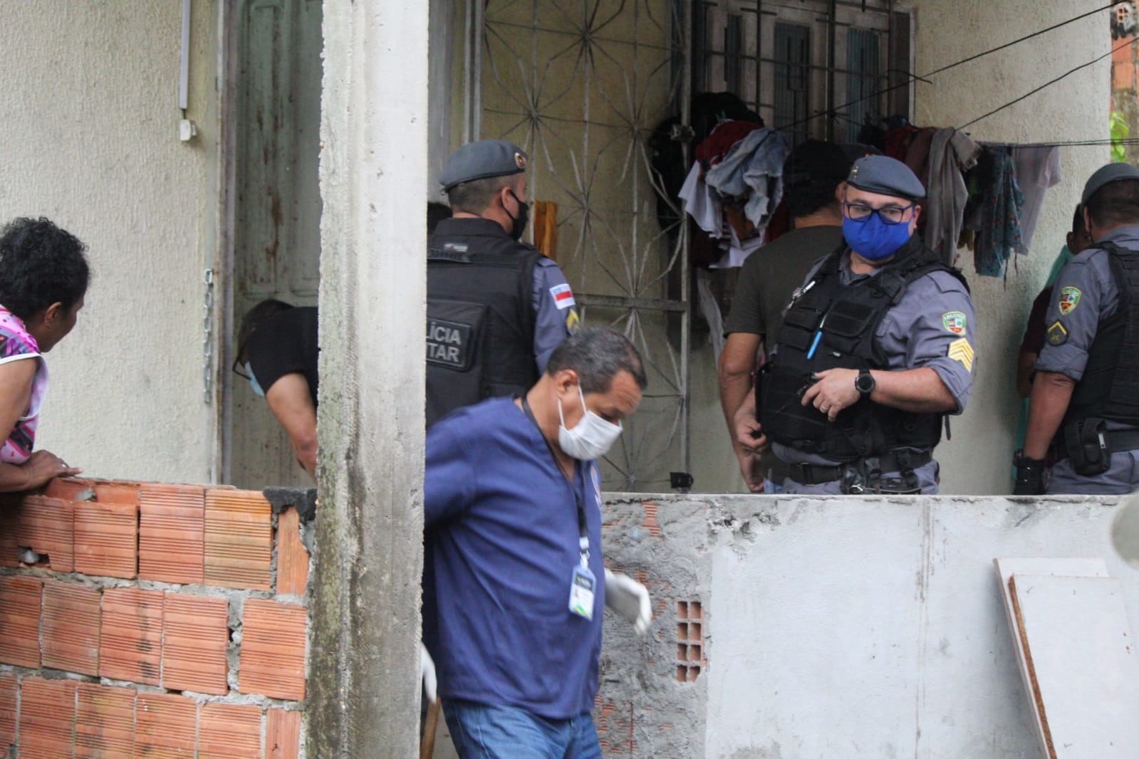 Vídeo forte: Homem é executado dentro de casa na zona Norte de Manaus