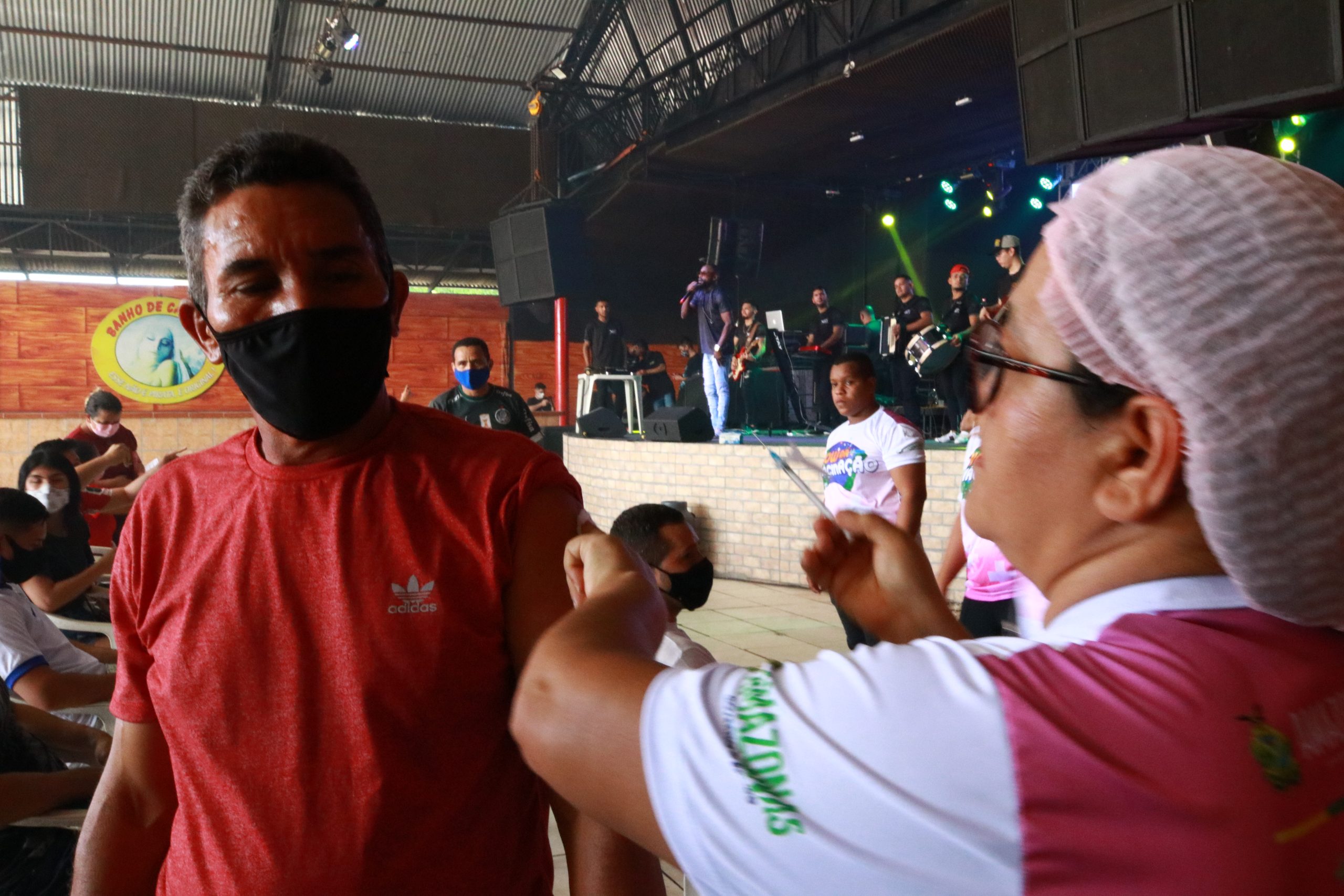 Mais de 3 mil doses de vacina são aplicadas em casas de show de Manaus