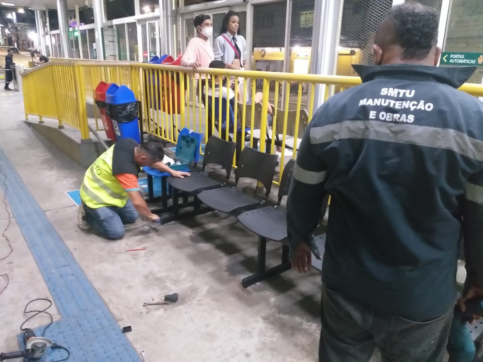 Assentos e lixeiras são instalados nos terminais de ônibus em Manaus