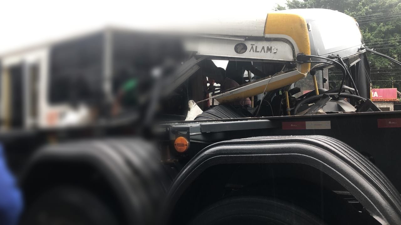 Cobradora ferida em acidente entre ônibus e carreta está na UTI, em Manaus