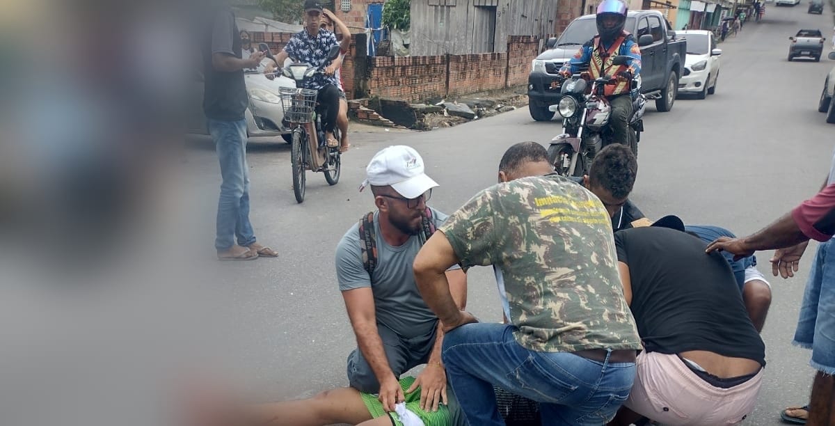 Homem tem perna dilacerada em acidente entre moto e carro no Jorge Teixeira