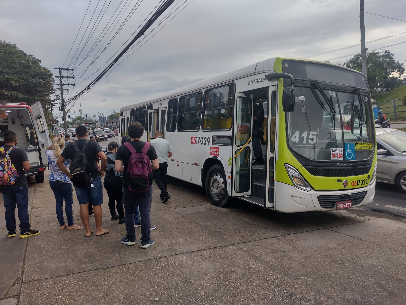 Passageira é baleada durante assalto no 415, em Manaus