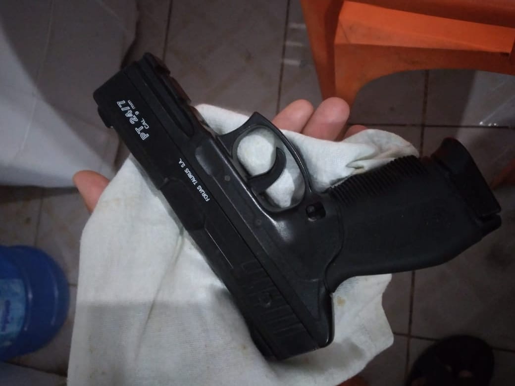 Mulher toma arma e briga com assaltante em Manaus
