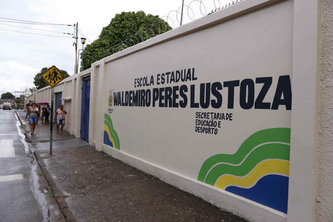 Escola estadual é entregue revitalizada na Compensa
