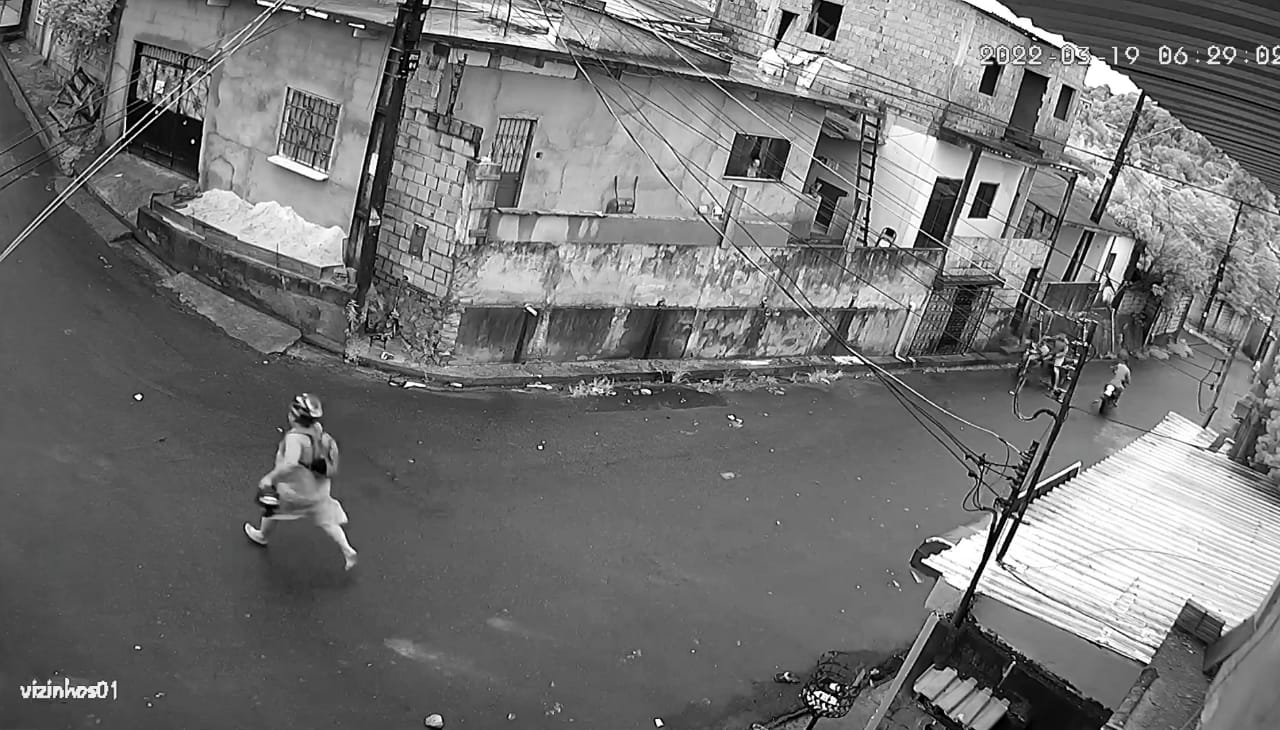 Em Manaus, assaltantes roubam moto e atiram em vítima; veja vídeo