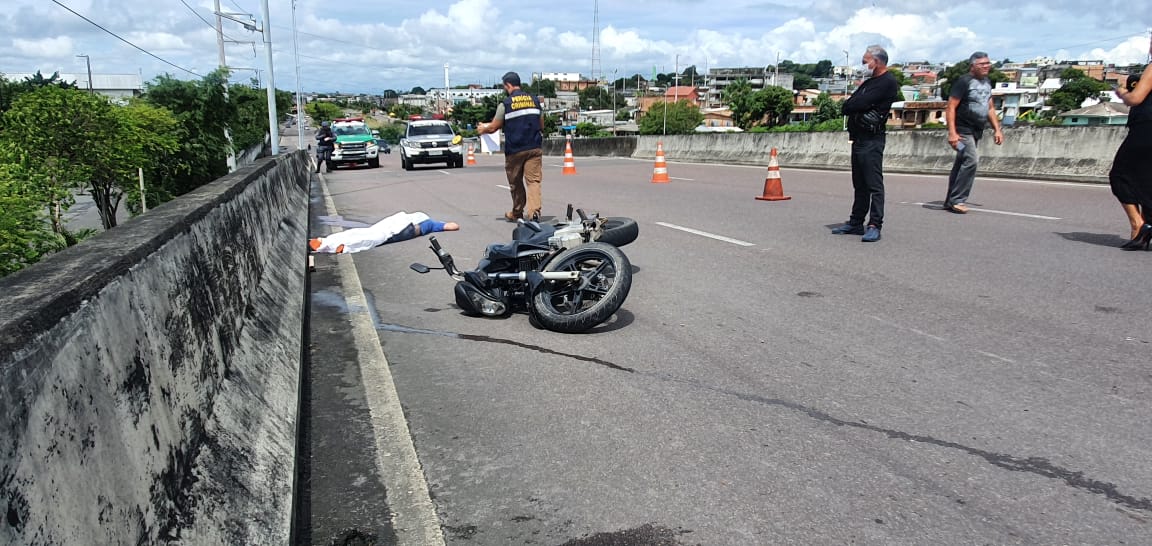 Homem perde controle de moto e morre em grave acidente em Manaus