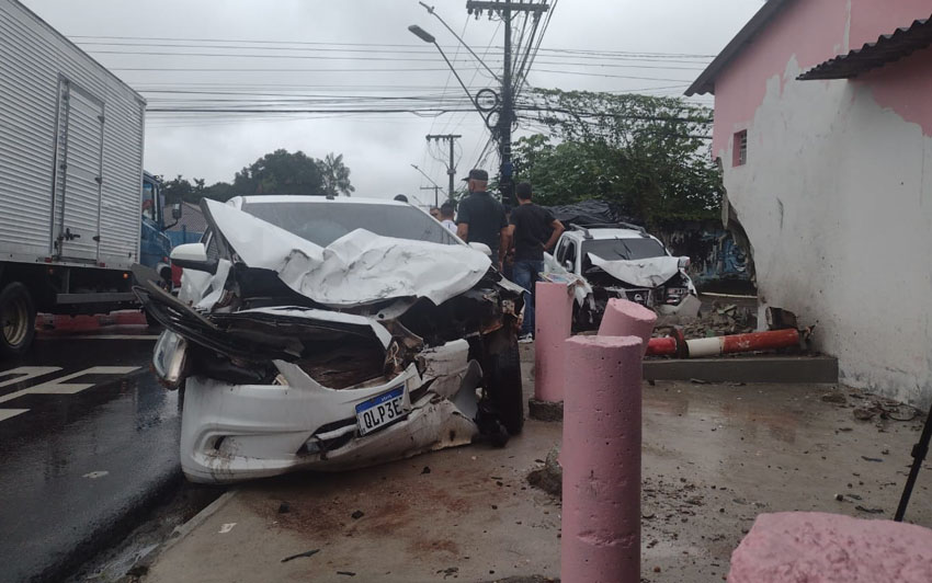 Durante fuga, assaltantes causam grave acidente entre carros em Flores