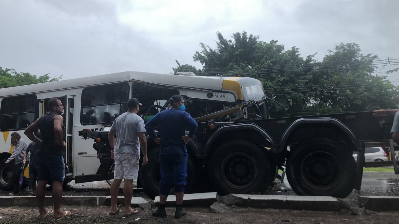 Grave acidente entre ônibus e carreta deixa vários feridos em Manaus; vídeo