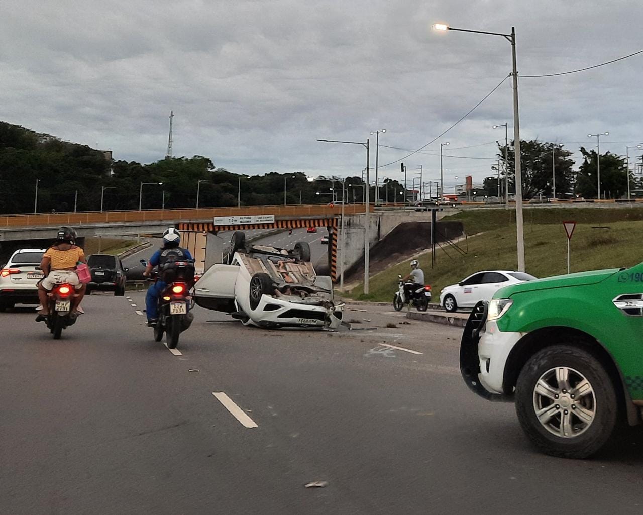 Colombiano fica ferido após carro capotar em avenida de Manaus