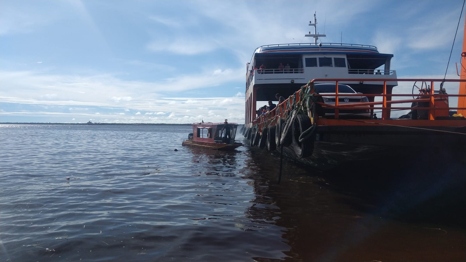 Durante fuga, carro de criminosos cai no Rio Negro, em Manaus