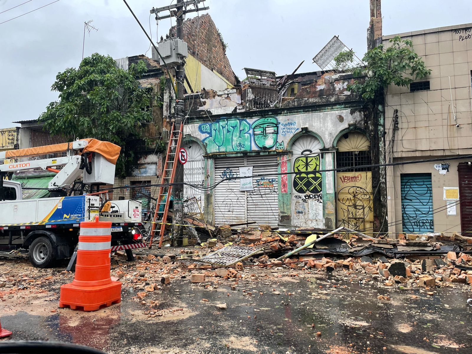 Imóvel de dois andares desaba no Centro de Manaus