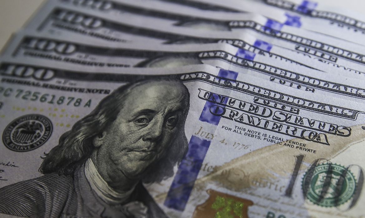 Dólar aproxima-se de R$ 4,90 e fecha no menor valor