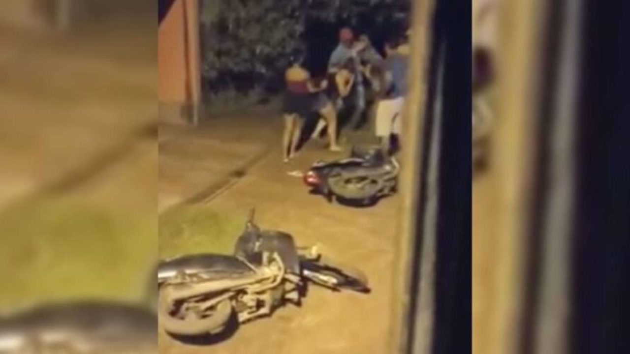 Vídeo: mulher agride amante do marido na saída de motel